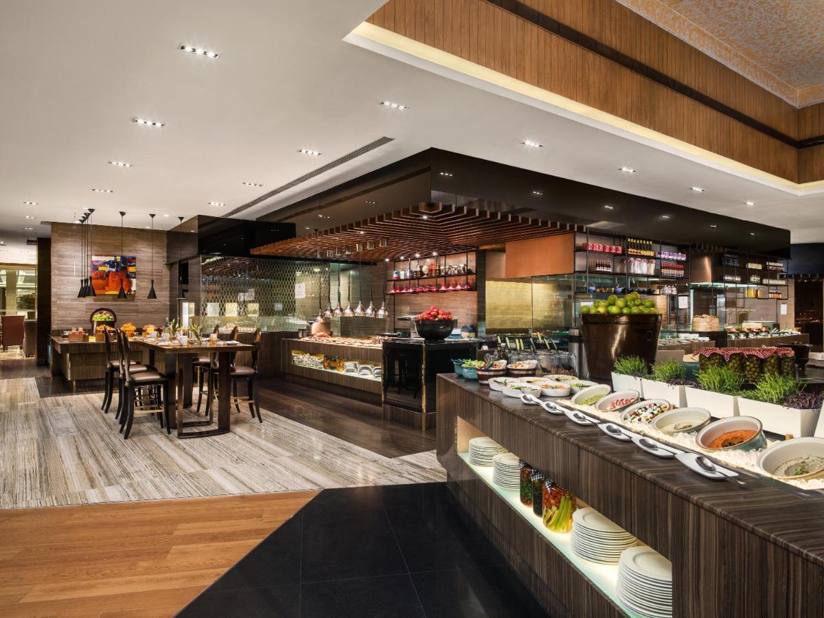 The St. Regis Mumbai Bombaim Exterior foto The buffet at The Mira
