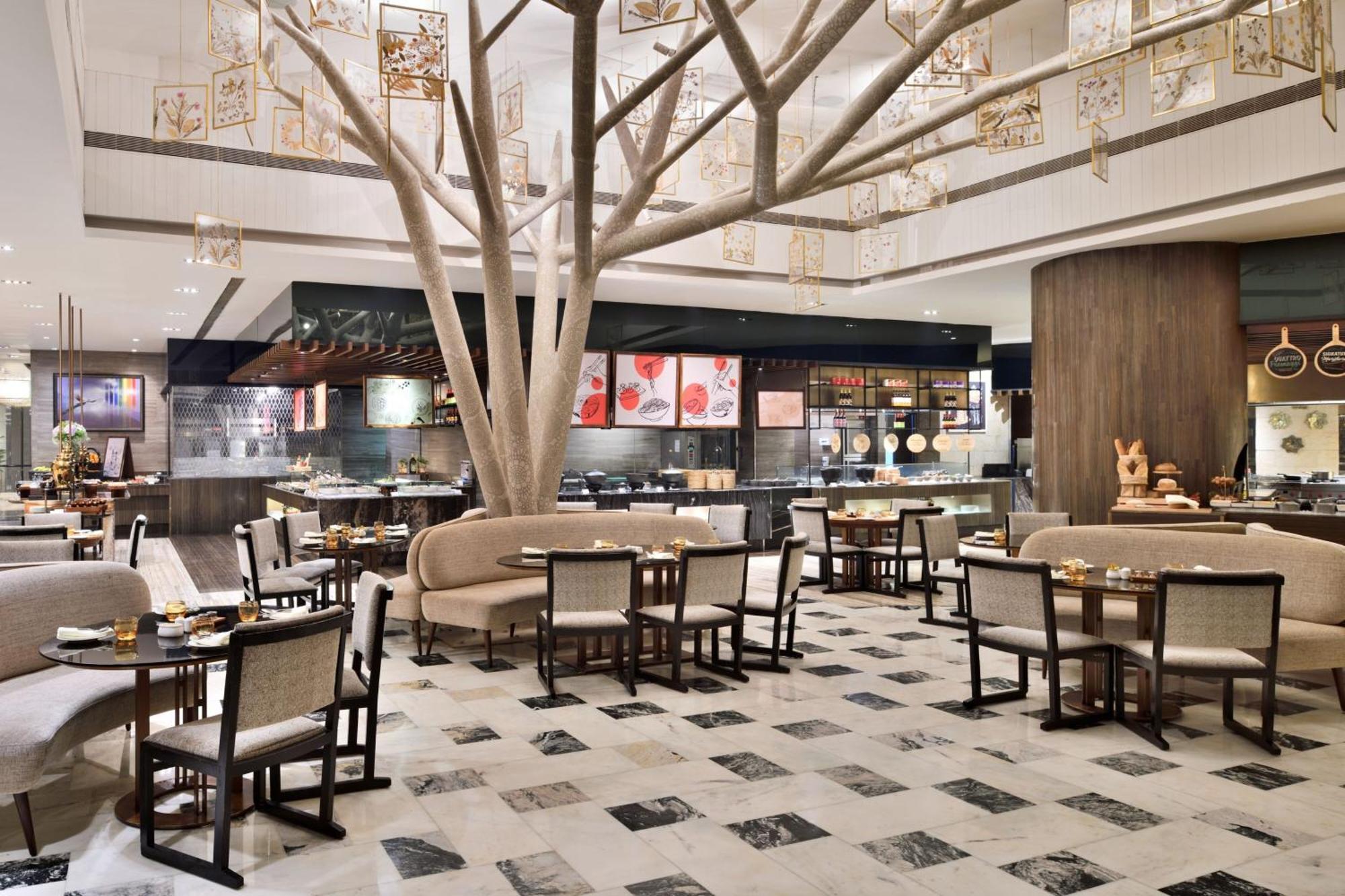 The St. Regis Mumbai Bombaim Exterior foto The lobby lounge at the hotel