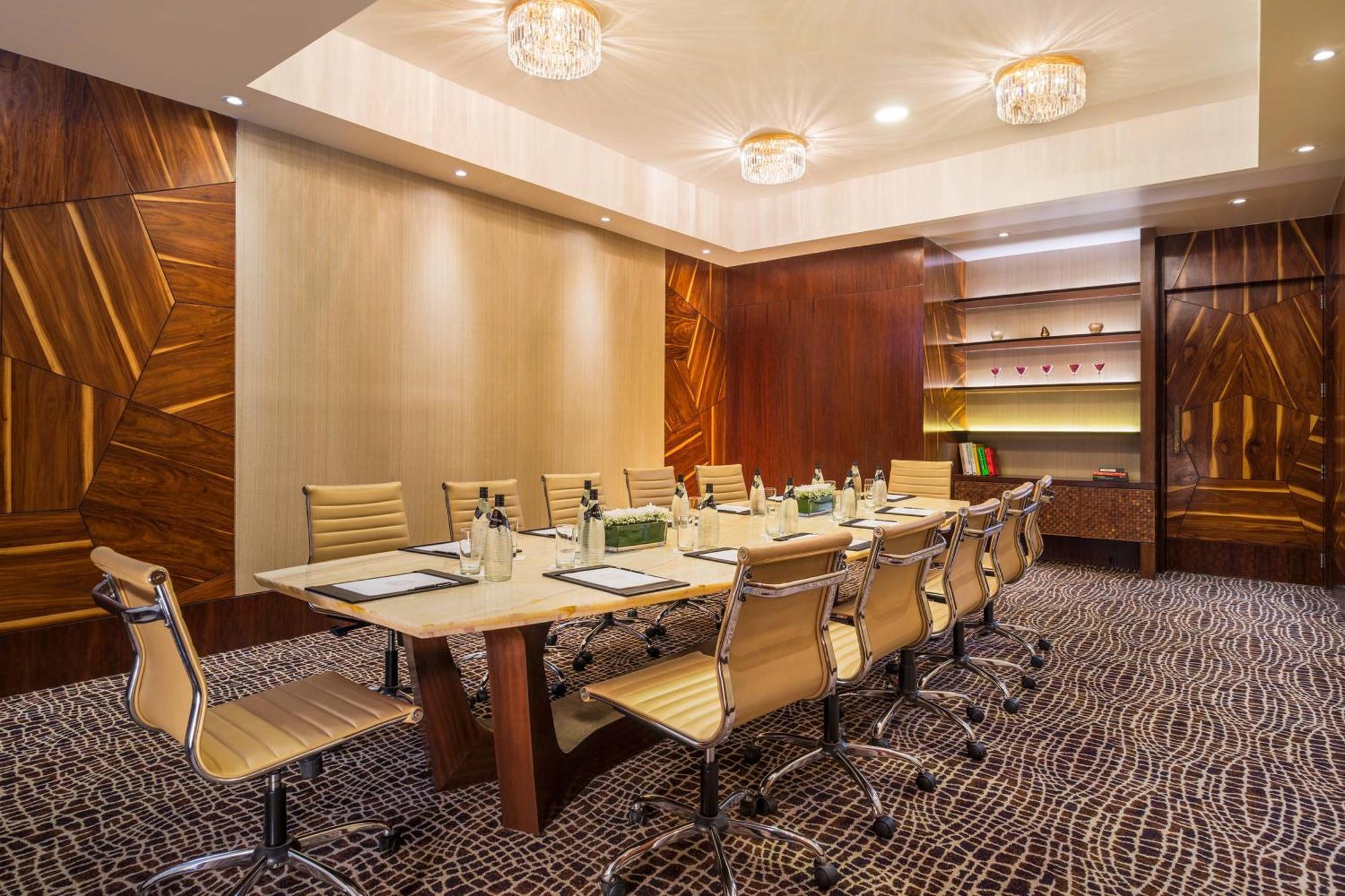 The St. Regis Mumbai Bombaim Exterior foto Meeting room at the hotel