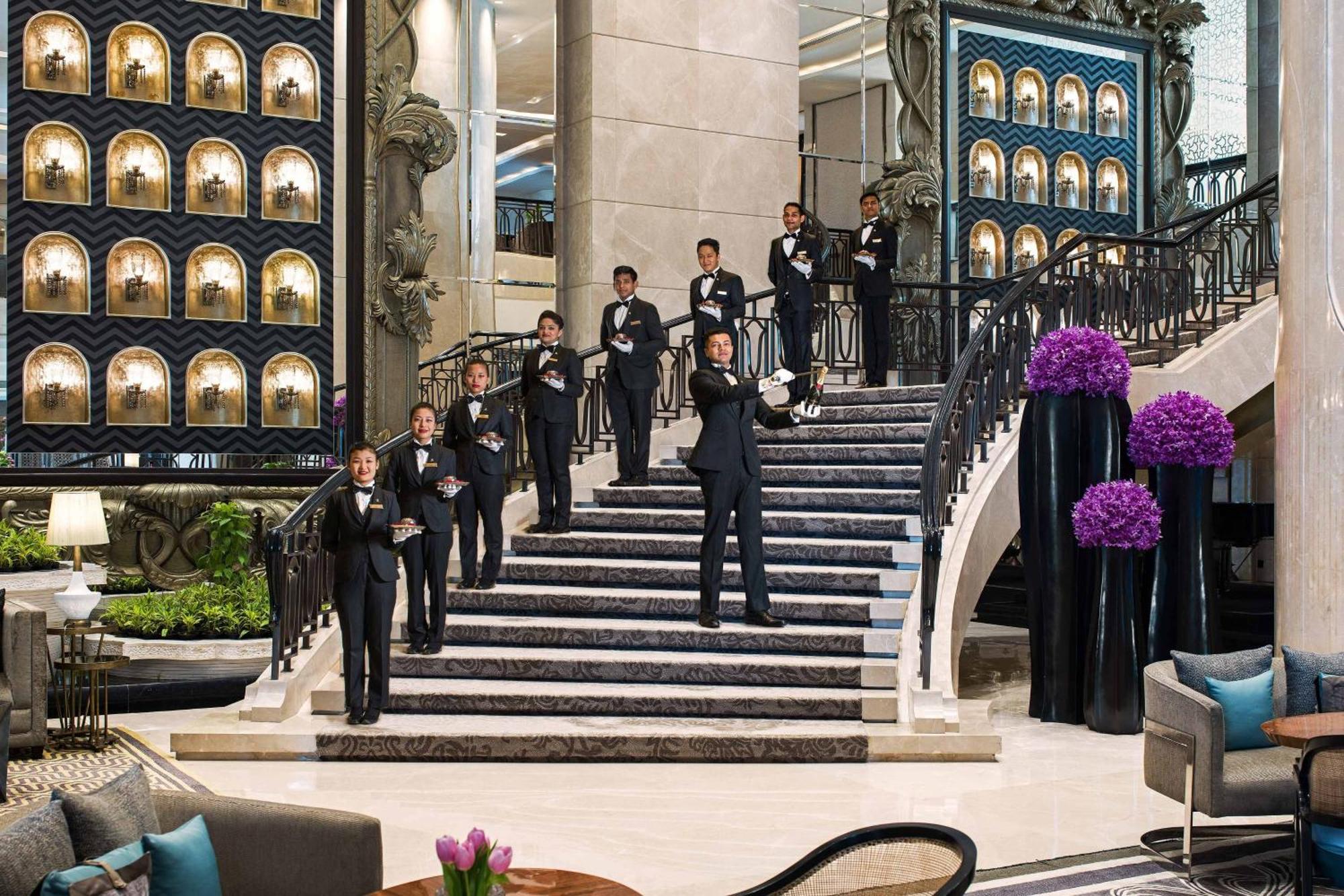 The St. Regis Mumbai Bombaim Exterior foto The lobby of the hotel