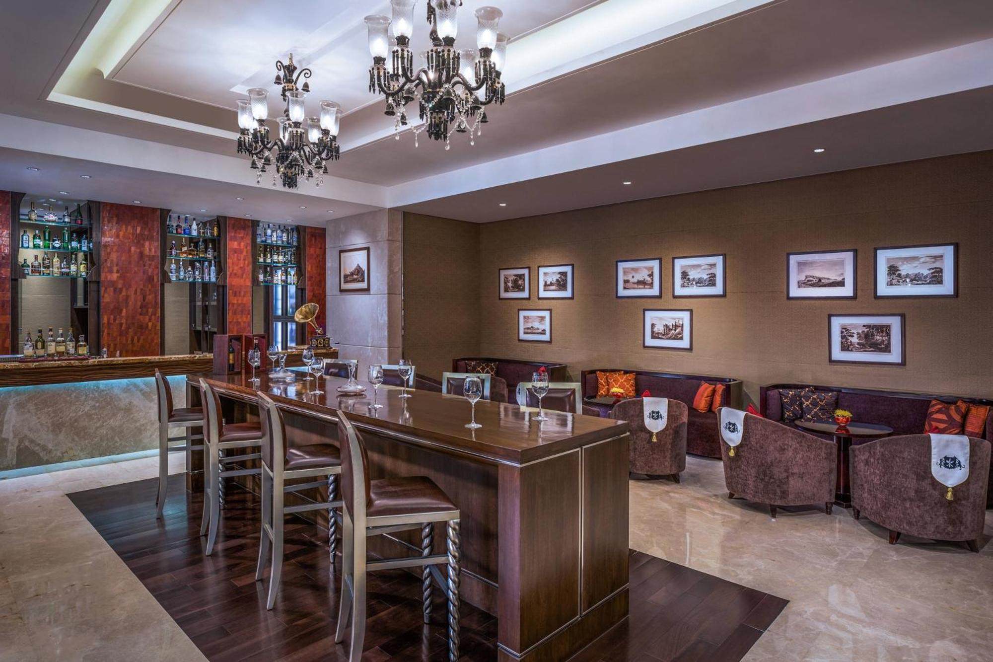 The St. Regis Mumbai Bombaim Exterior foto The lounge at the airport