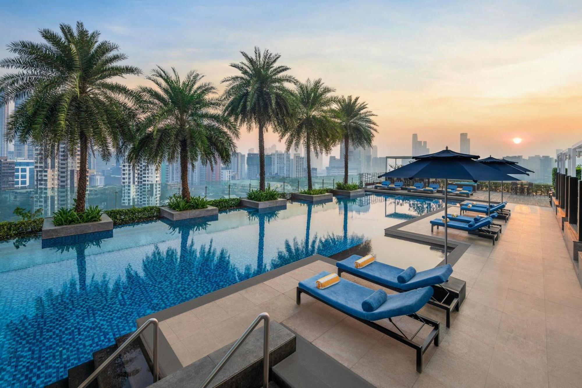 The St. Regis Mumbai Bombaim Exterior foto The swimming pool at the hotel