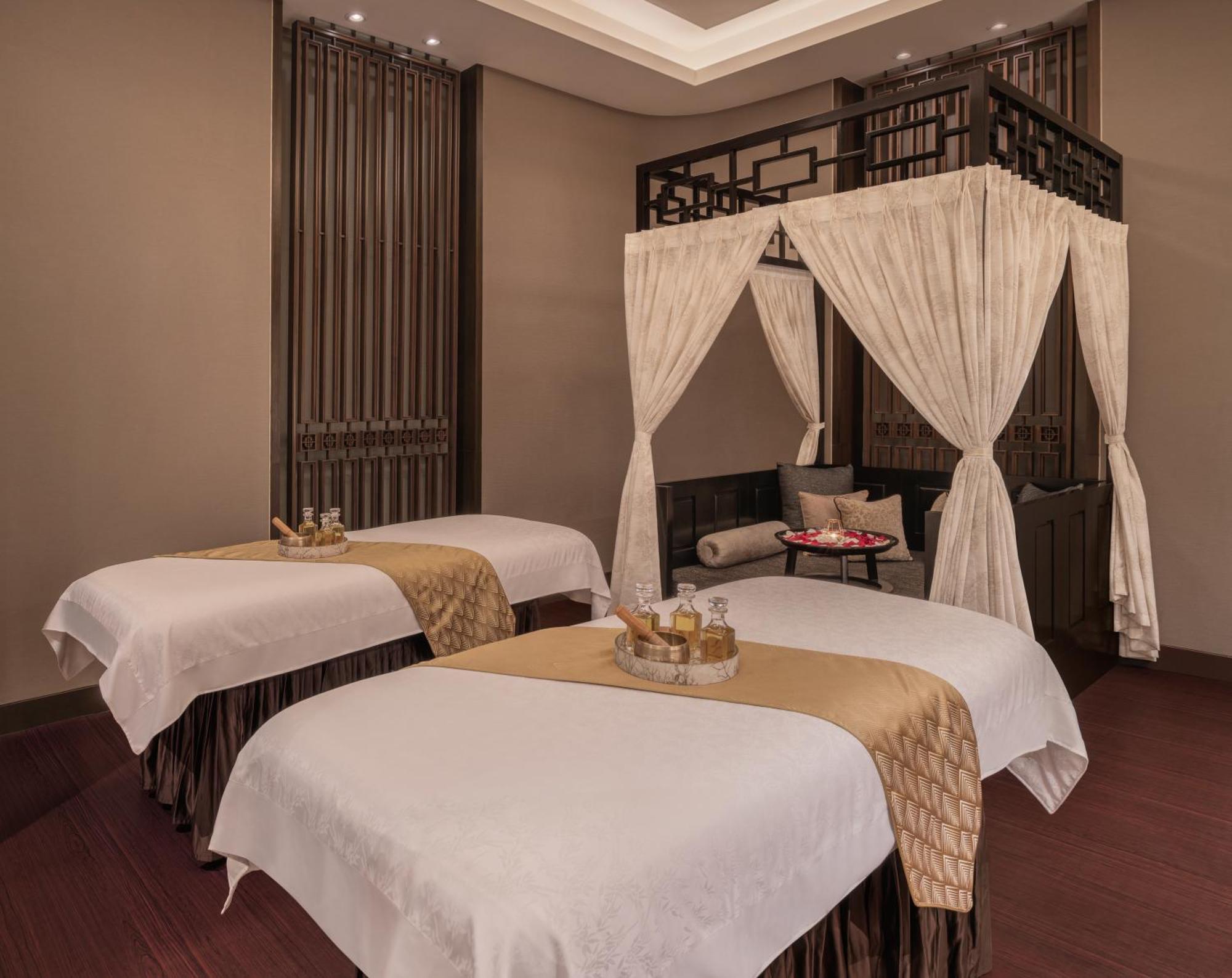 The St. Regis Mumbai Bombaim Exterior foto A spa treatment room at the Royal Spa