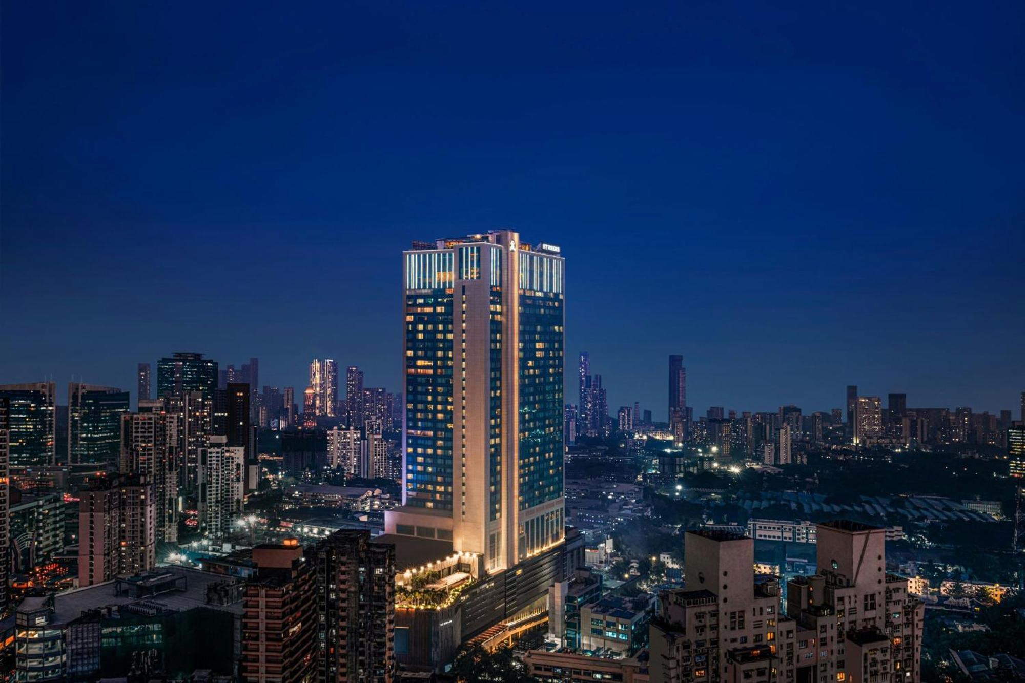 The St. Regis Mumbai Bombaim Exterior foto The hotel at night